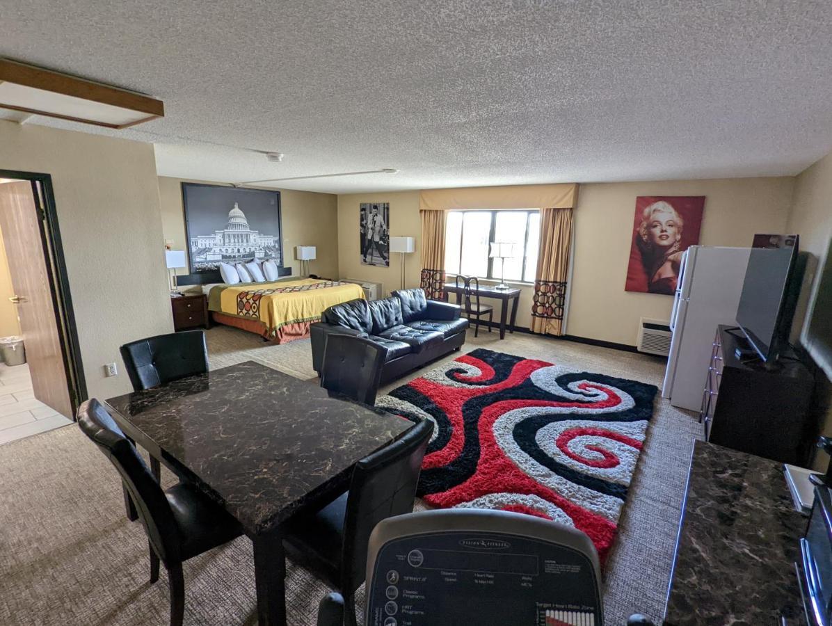 Hotel Super 8 By Wyndham Wichita North Esterno foto