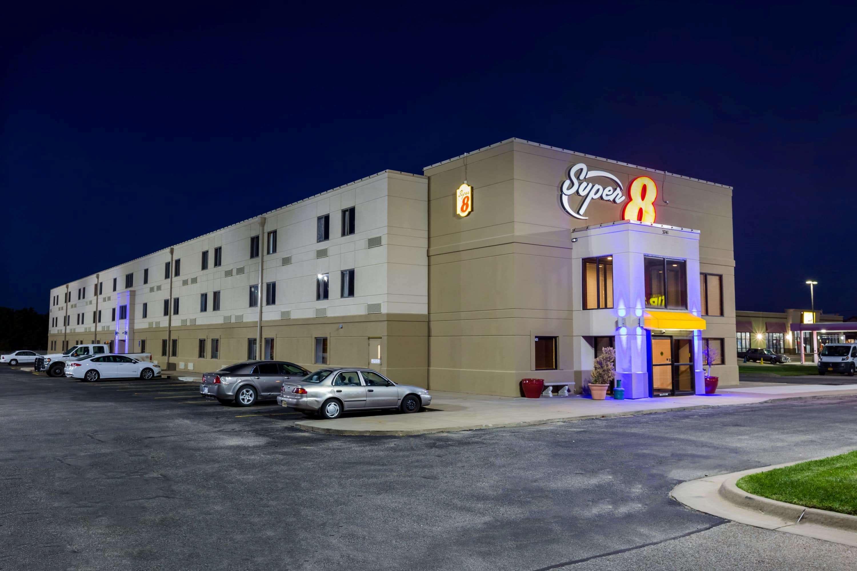 Hotel Super 8 By Wyndham Wichita North Esterno foto