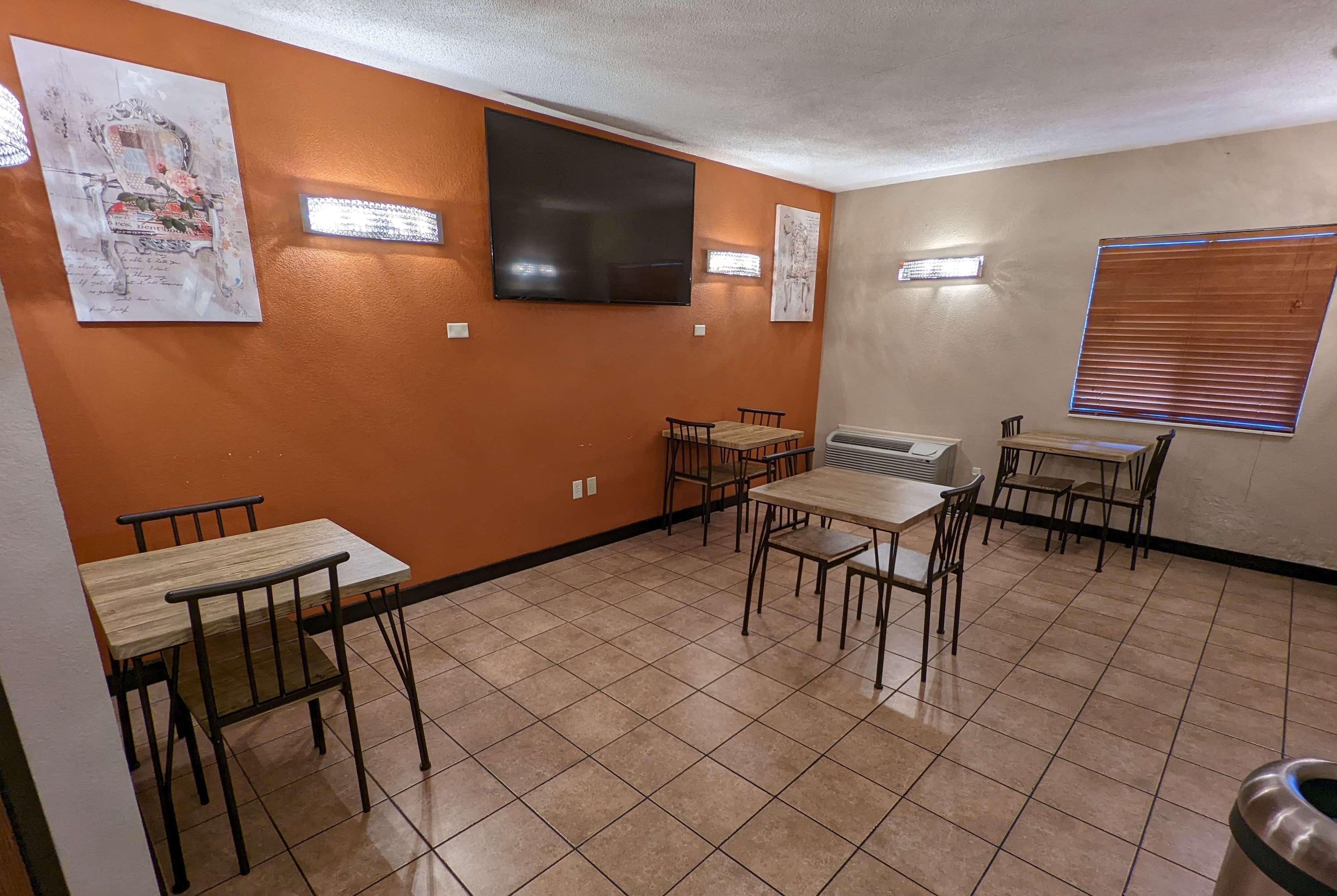 Hotel Super 8 By Wyndham Wichita North Esterno foto