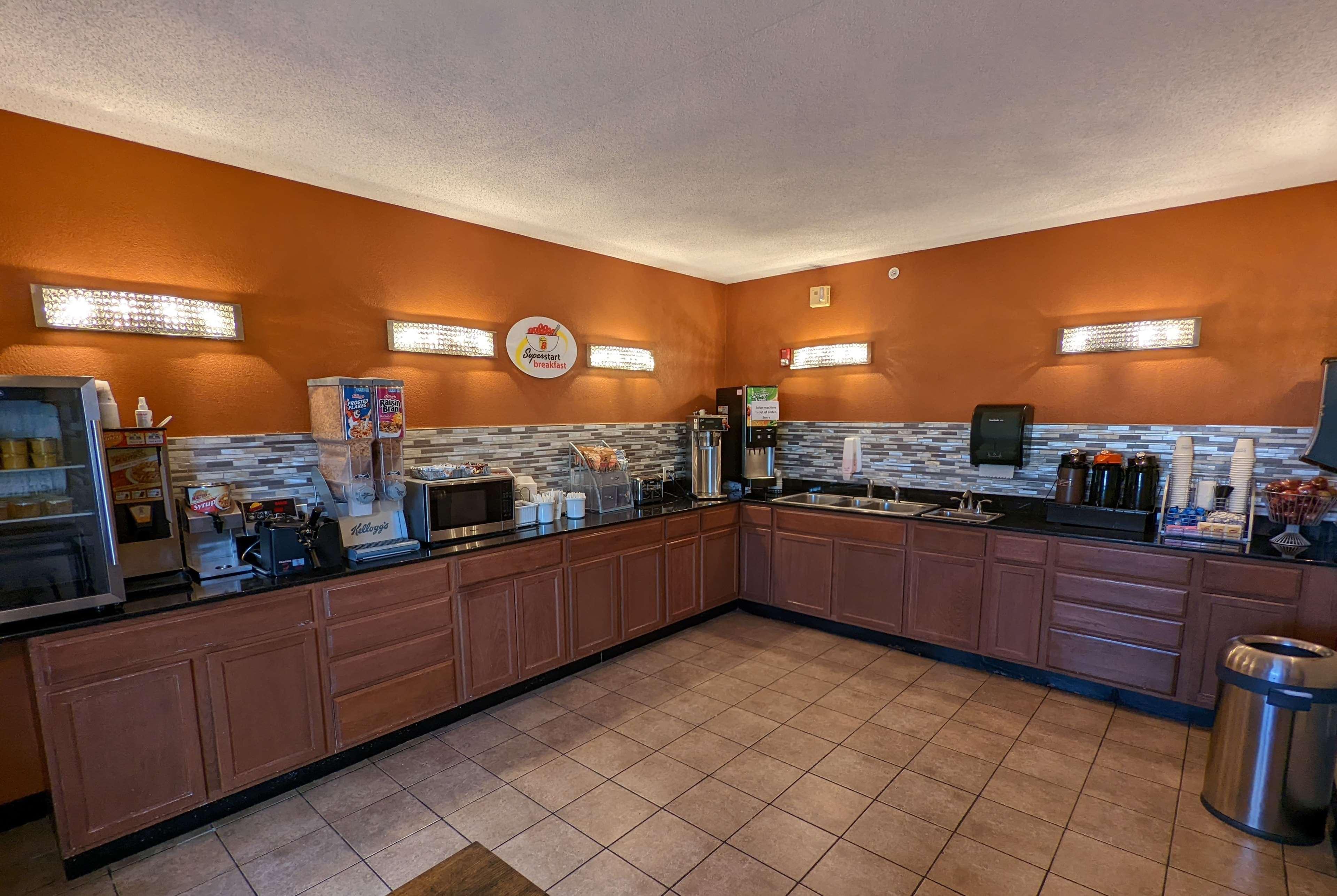 Hotel Super 8 By Wyndham Wichita North Esterno foto