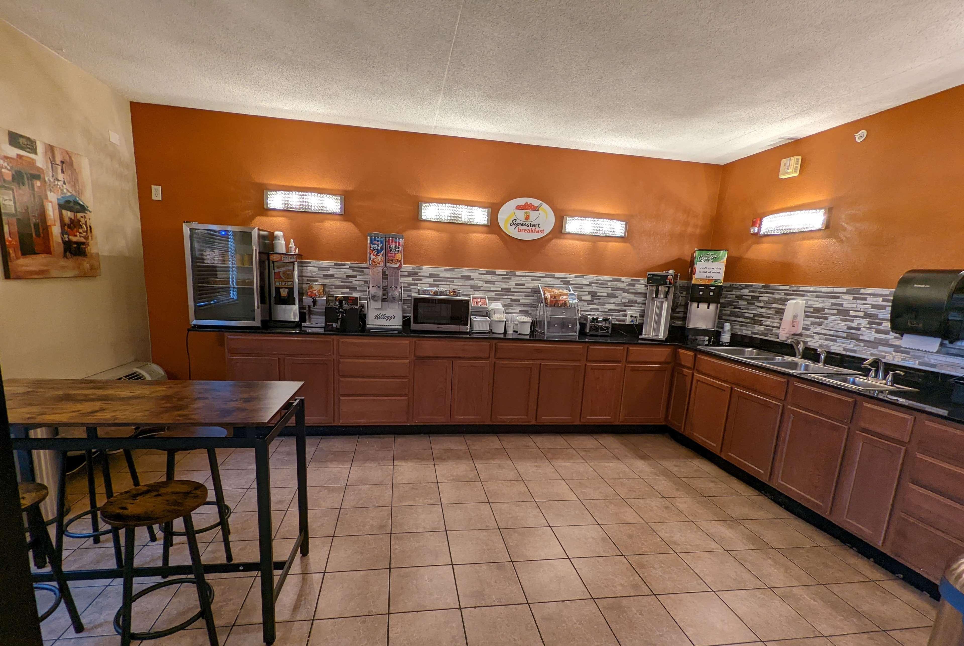Hotel Super 8 By Wyndham Wichita North Esterno foto