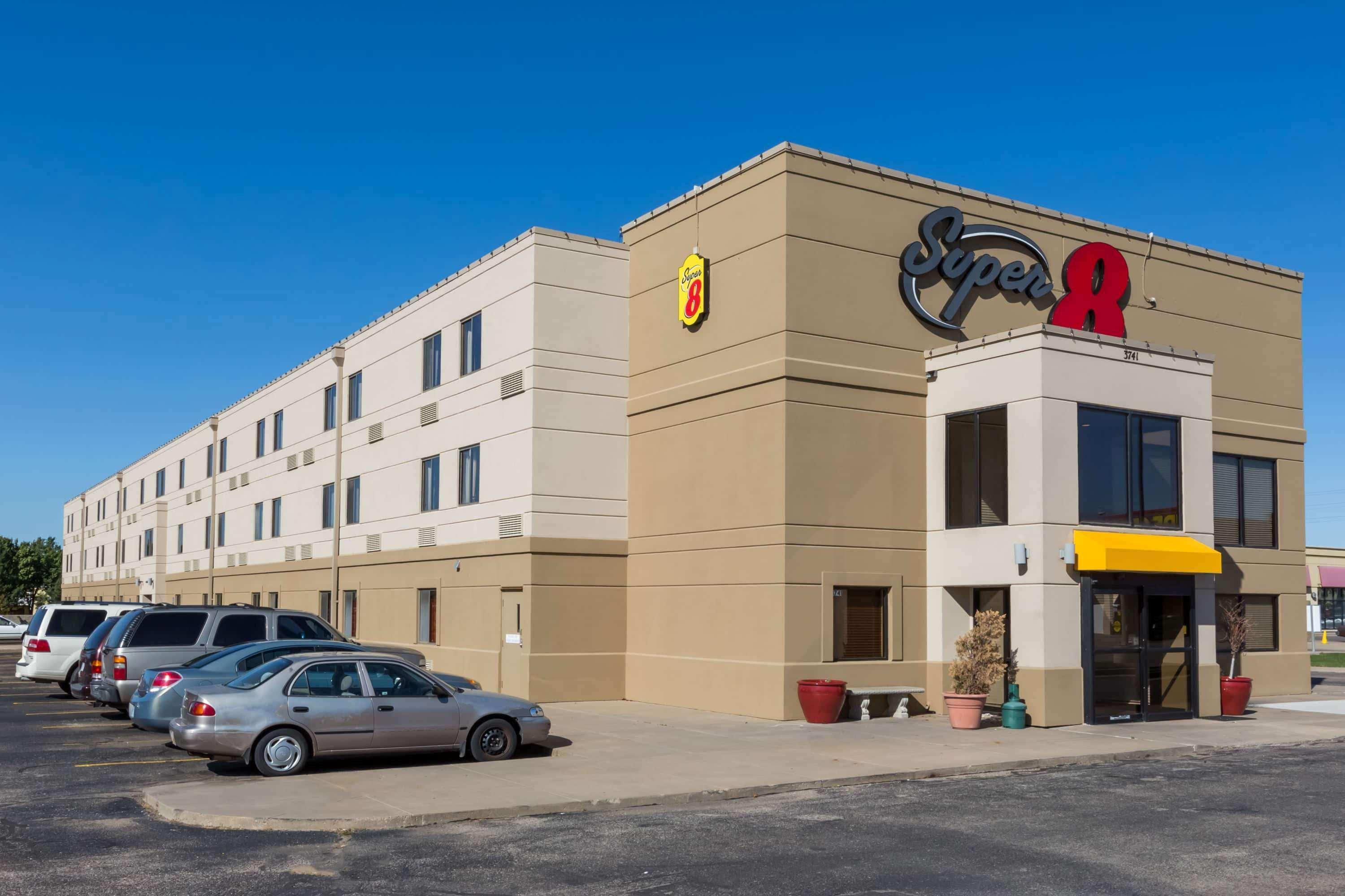 Hotel Super 8 By Wyndham Wichita North Esterno foto