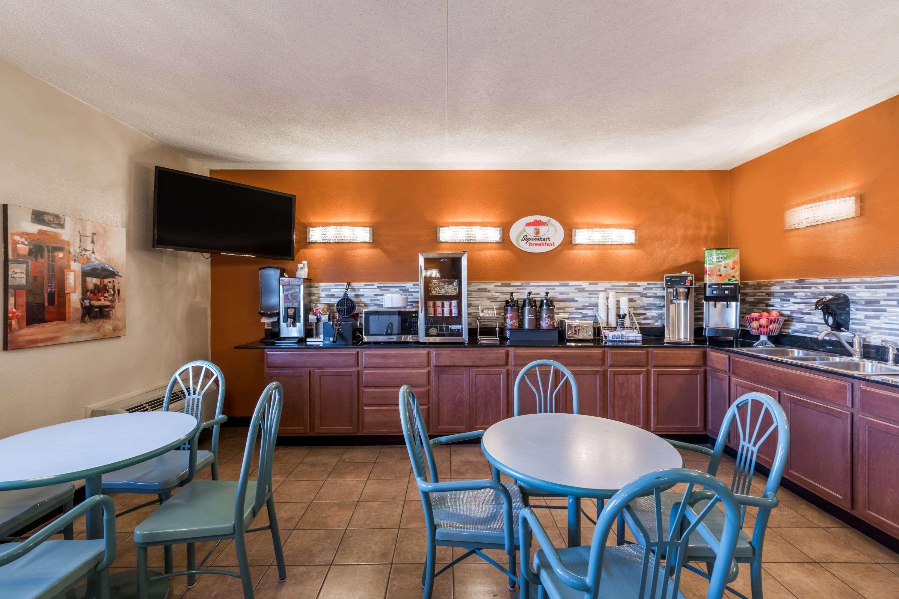 Hotel Super 8 By Wyndham Wichita North Esterno foto