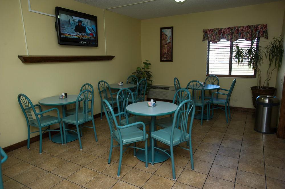 Hotel Super 8 By Wyndham Wichita North Esterno foto