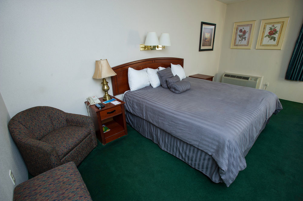 Hotel Super 8 By Wyndham Wichita North Esterno foto