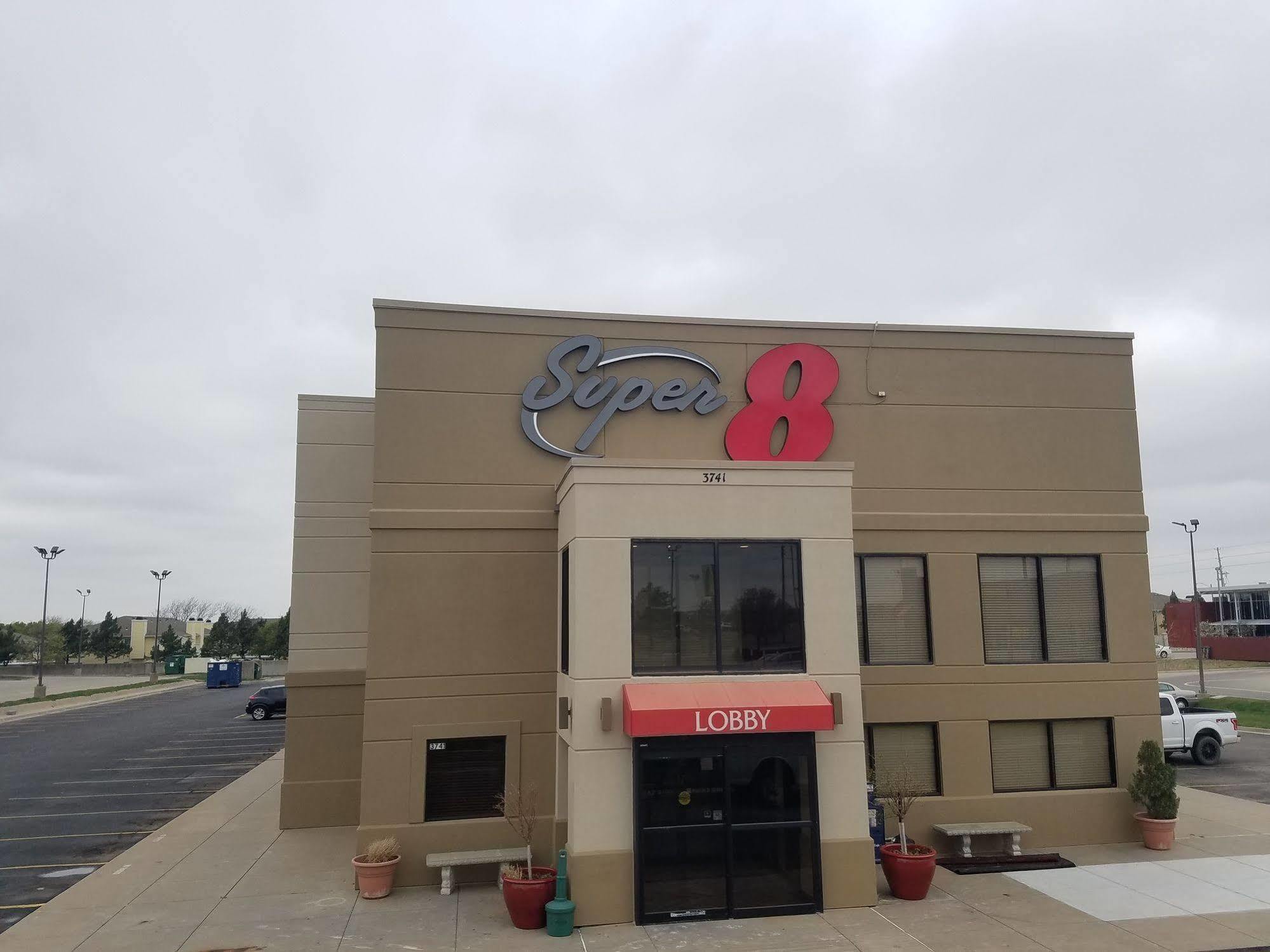 Hotel Super 8 By Wyndham Wichita North Esterno foto
