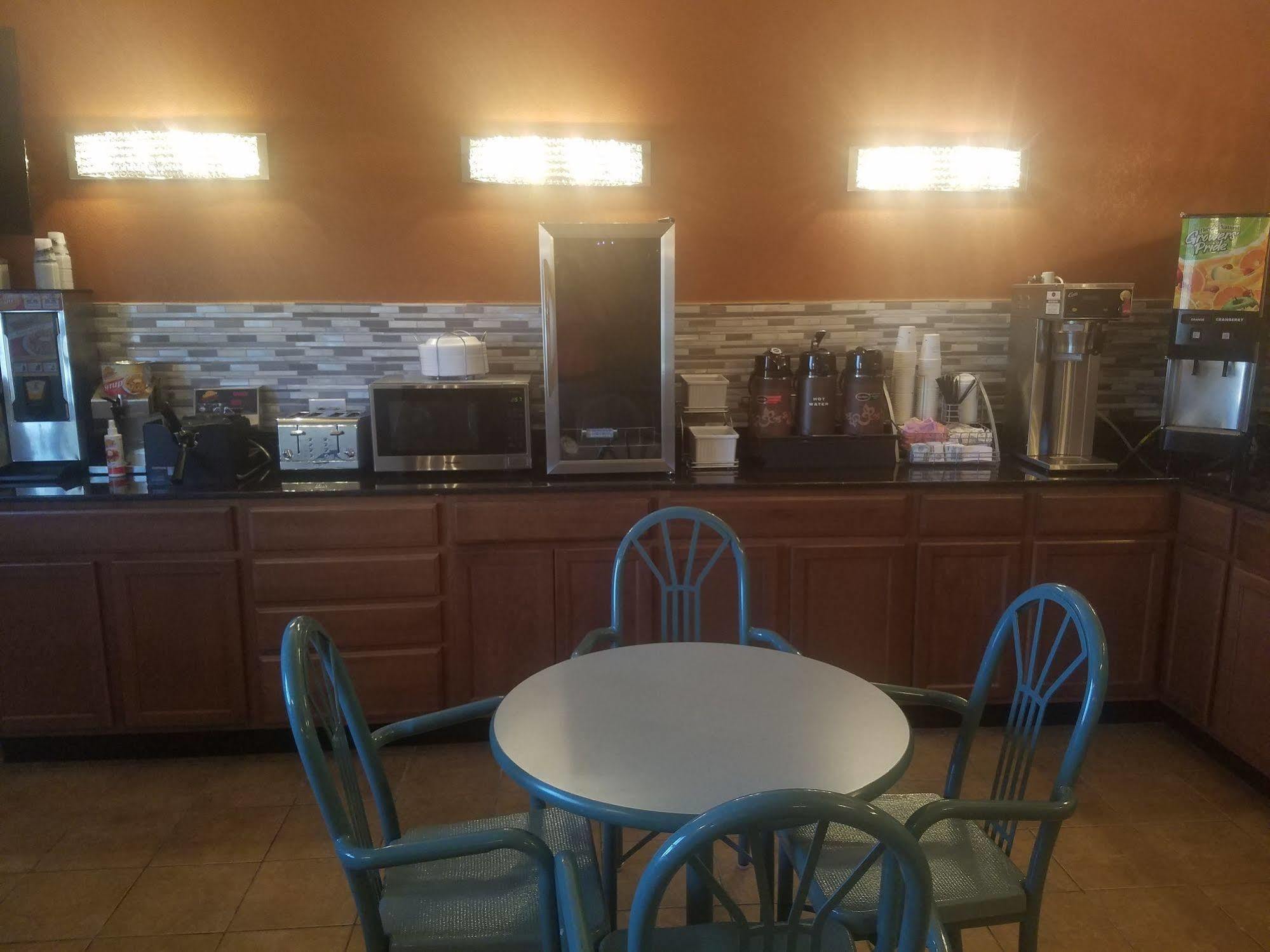 Hotel Super 8 By Wyndham Wichita North Esterno foto