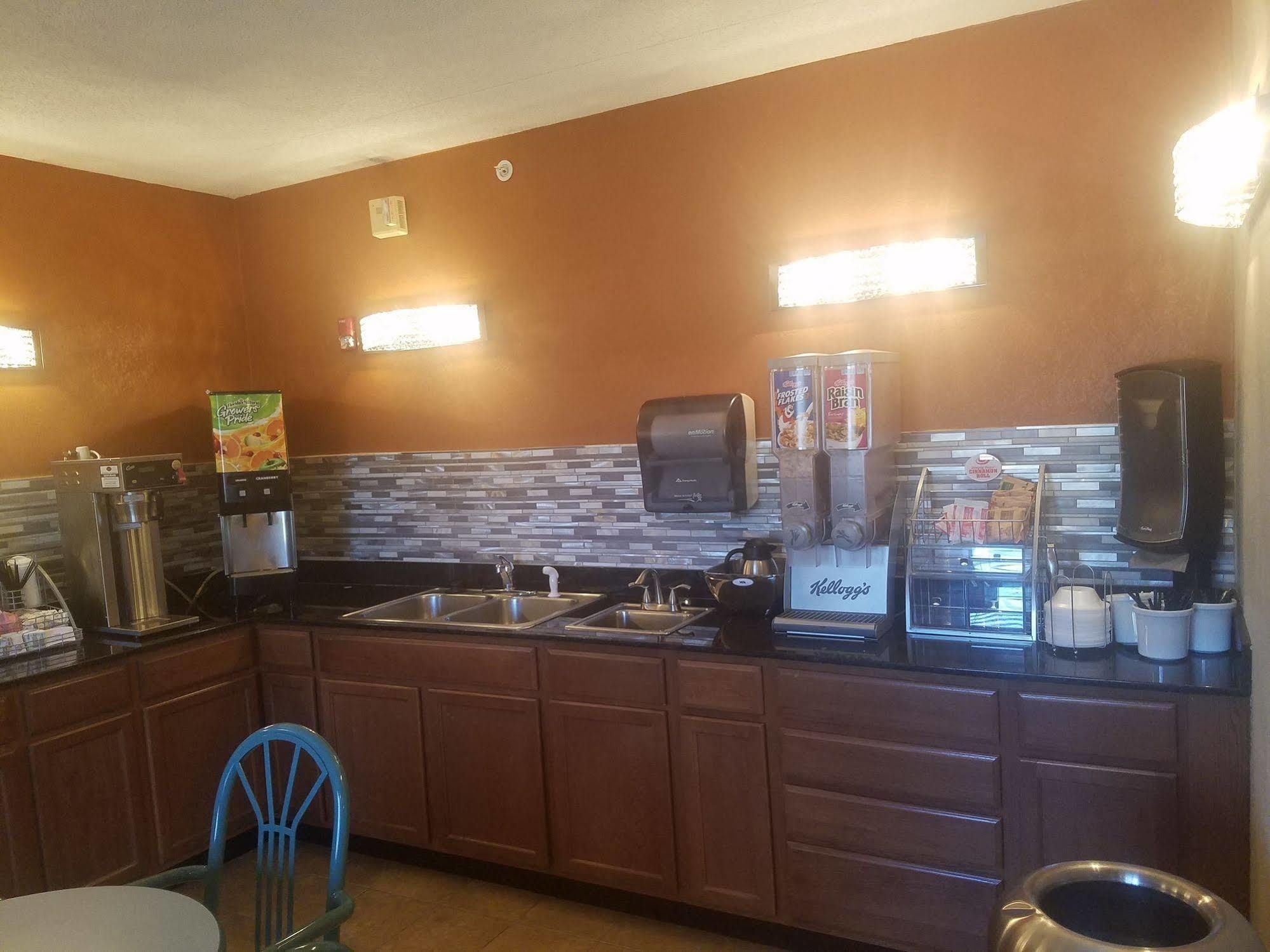 Hotel Super 8 By Wyndham Wichita North Esterno foto
