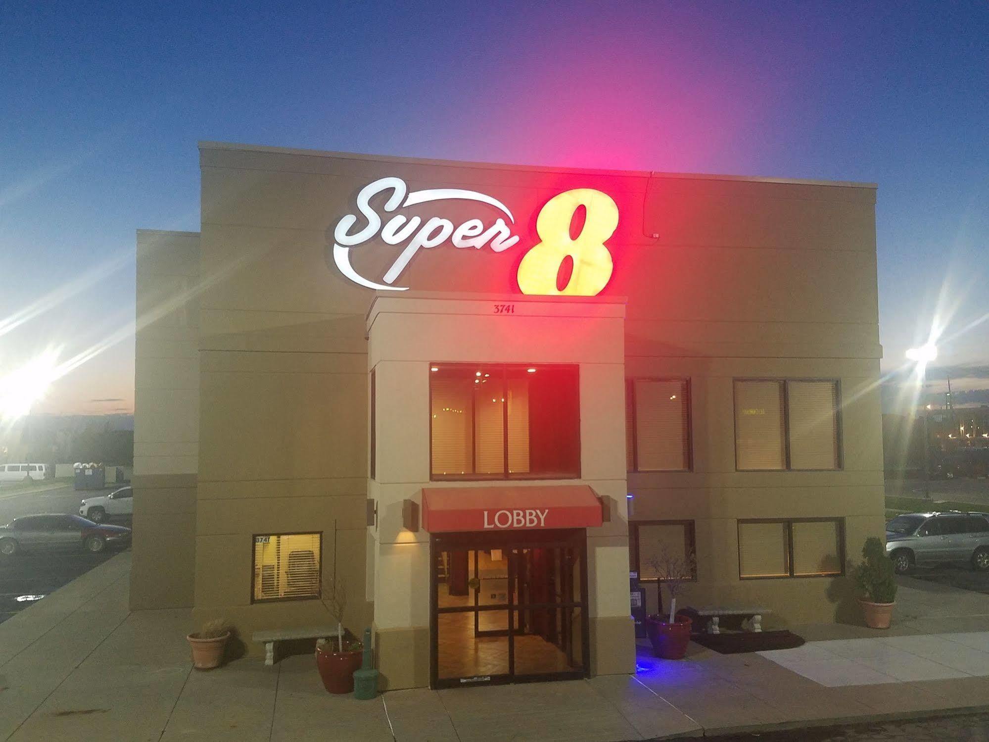 Hotel Super 8 By Wyndham Wichita North Esterno foto
