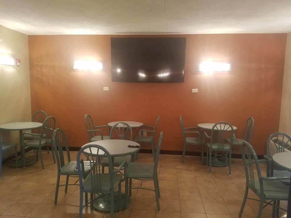 Hotel Super 8 By Wyndham Wichita North Esterno foto