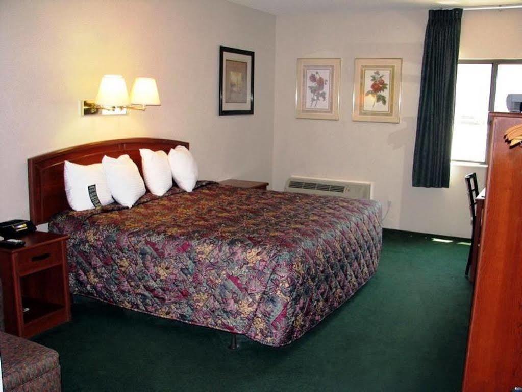 Hotel Super 8 By Wyndham Wichita North Esterno foto