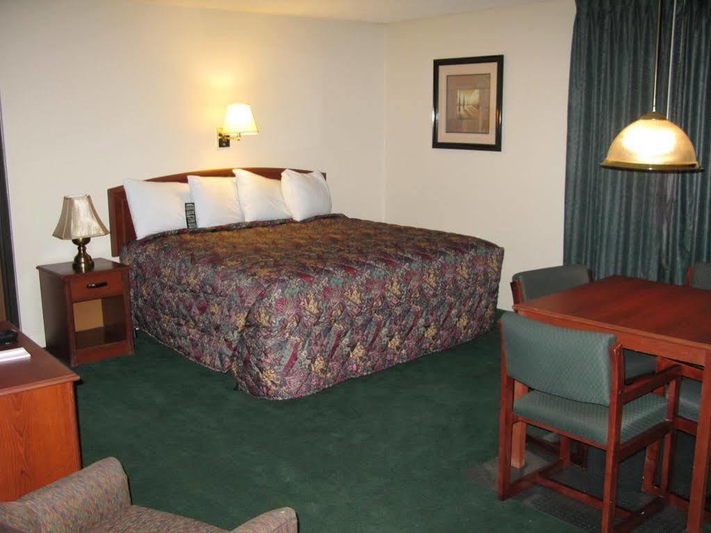 Hotel Super 8 By Wyndham Wichita North Esterno foto