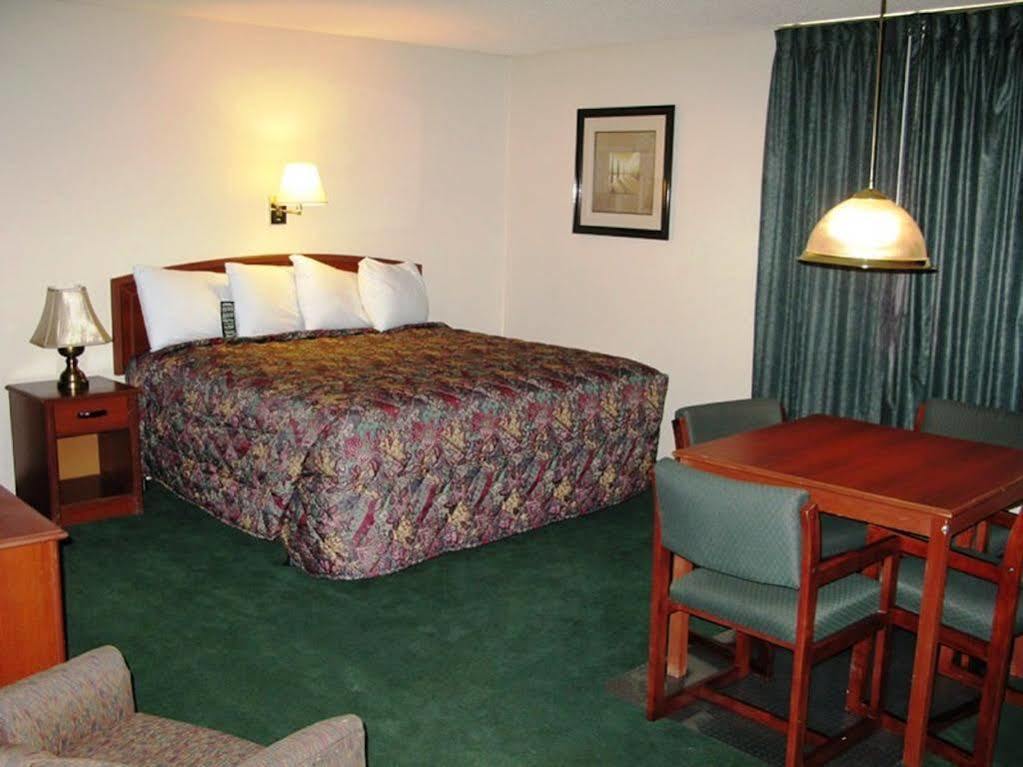Hotel Super 8 By Wyndham Wichita North Esterno foto