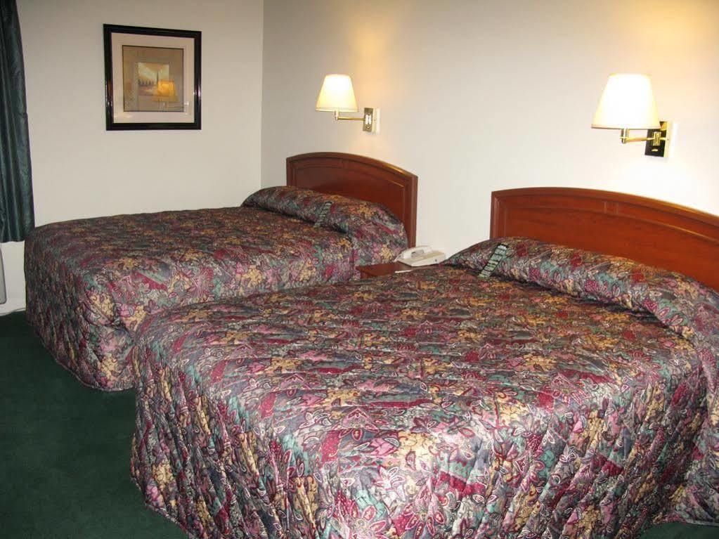 Hotel Super 8 By Wyndham Wichita North Esterno foto