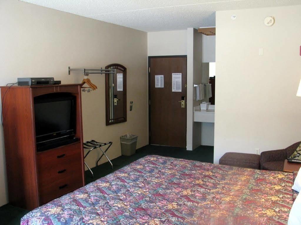 Hotel Super 8 By Wyndham Wichita North Esterno foto
