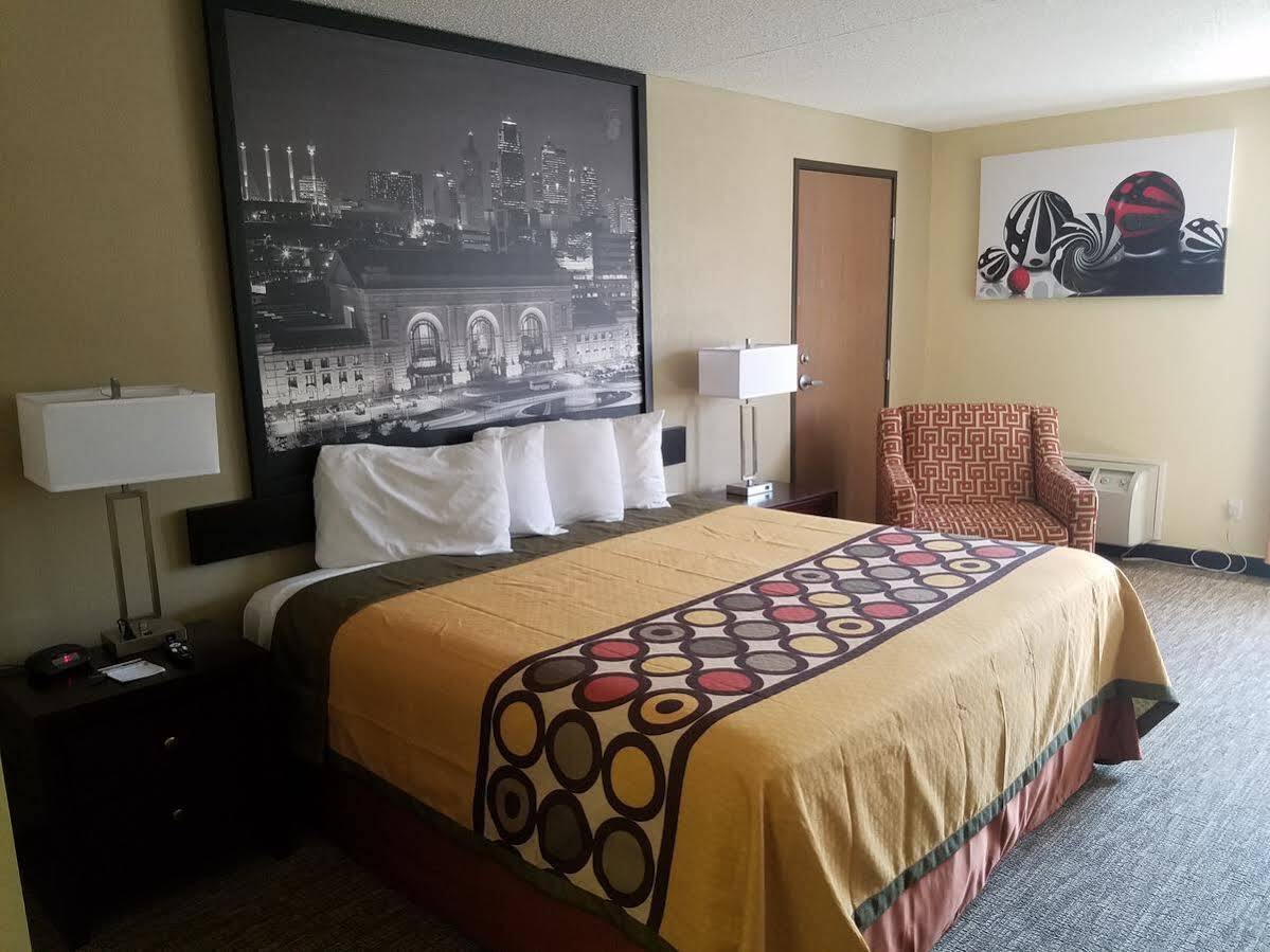 Hotel Super 8 By Wyndham Wichita North Esterno foto